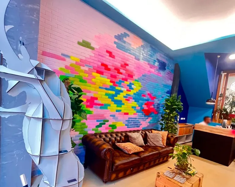 Entrada de FreeLand Adelfas, coworking en Retiro